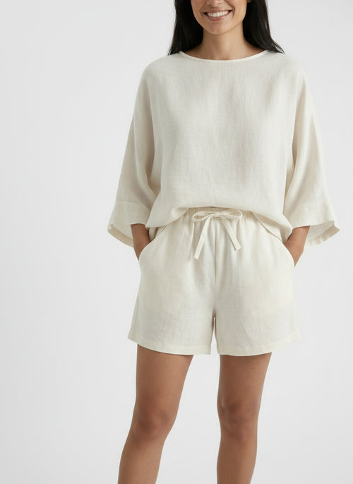 Close-up of the model's lower body wearing Shorts Mujer Lino Verano