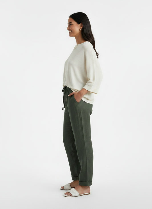 Side profile of the model wearing Pantalón Lino Mujer Cintura Alta