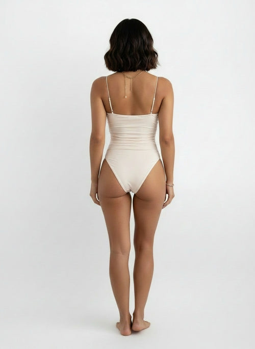 Back pose of the model wearing Bañador Mujer Una Pieza
