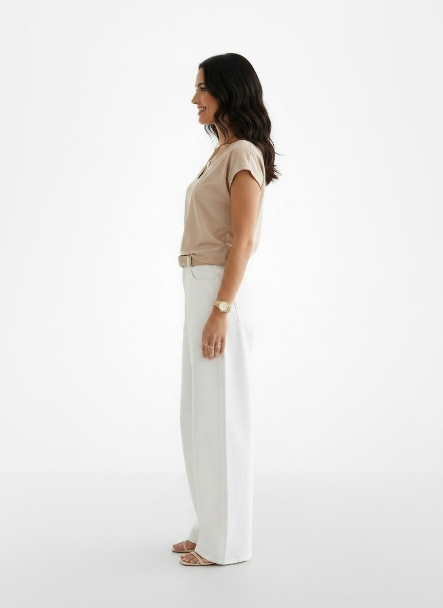 Side profile of the model wearing Camiseta Mujer Primavera Manga Corta Escote V