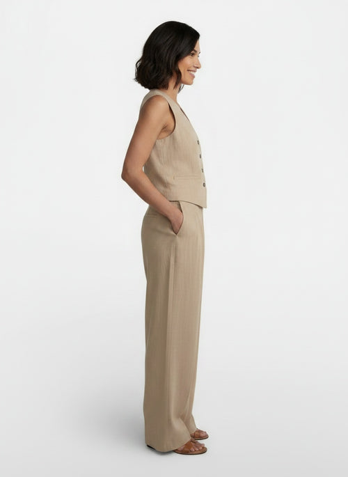 Side profile of the model wearing Traje Conjunto de Lino Mujer Cintura Alta Plisado