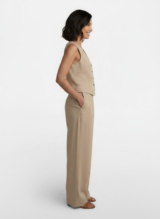 Side profile of the model wearing Traje Conjunto de Lino Mujer Cintura Alta Plisado