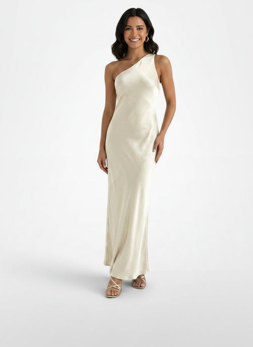 Full body view of the model wearing Vestido Largo Encaje Espalda Abierta