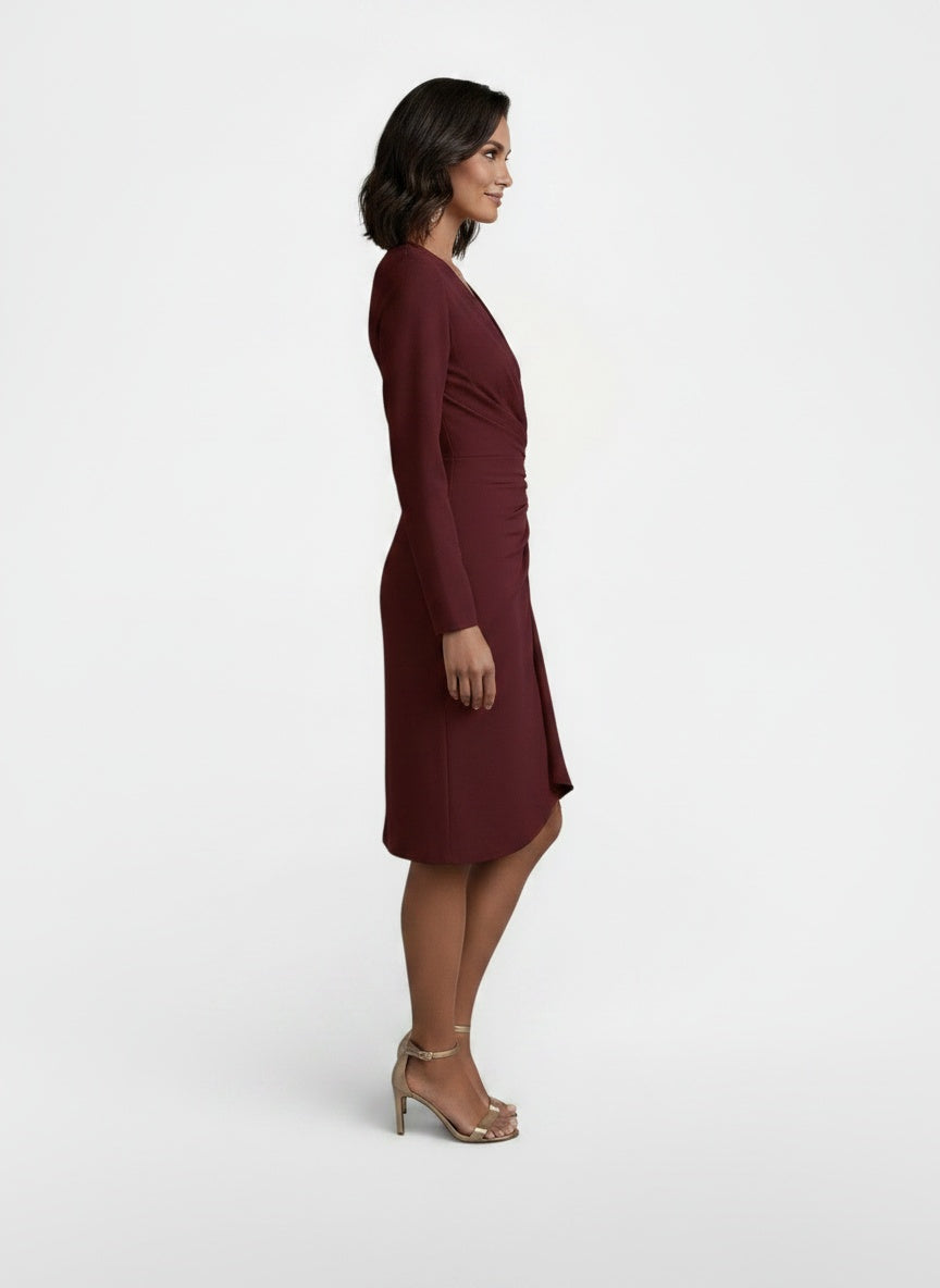 Side profile of the model wearing Vestido Midi Elegante de Mujer con Escote en V