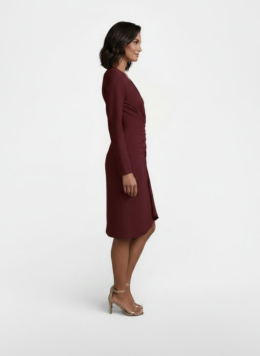 Side profile of the model wearing Vestido Midi Elegante de Mujer con Escote en V