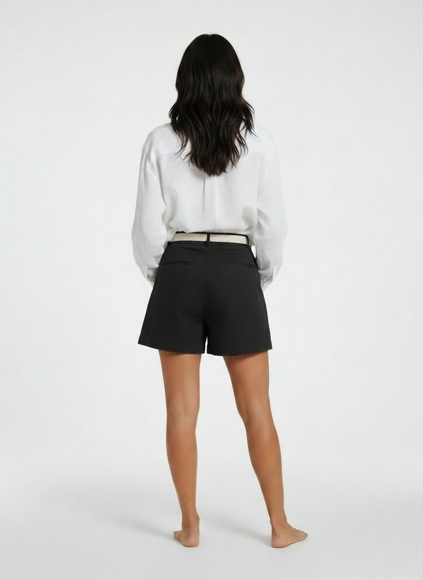 Back pose of the model wearing Pantalón Corto Elegante Mujer