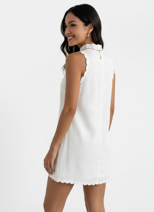 Back pose of the model wearing Vestido Corto Verano Mujer Lino
